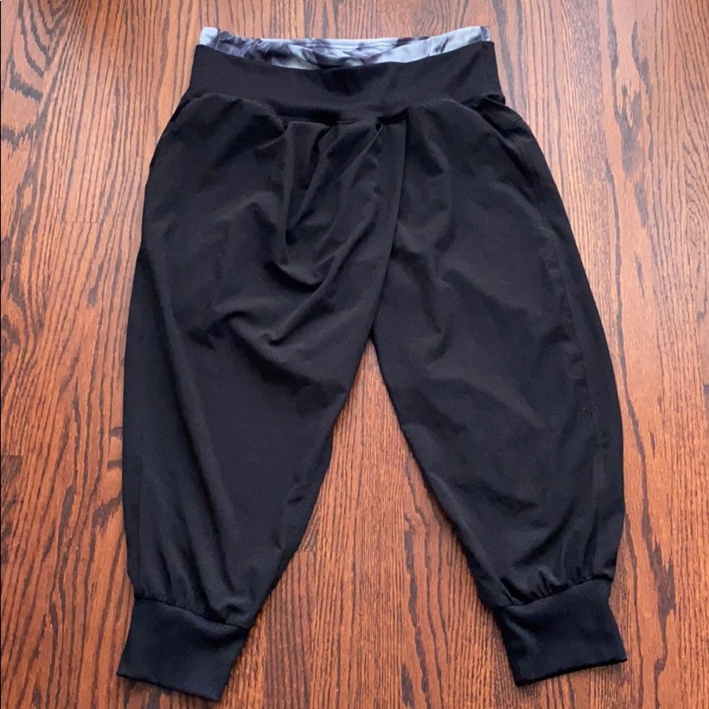 Comfy light material cropped pants